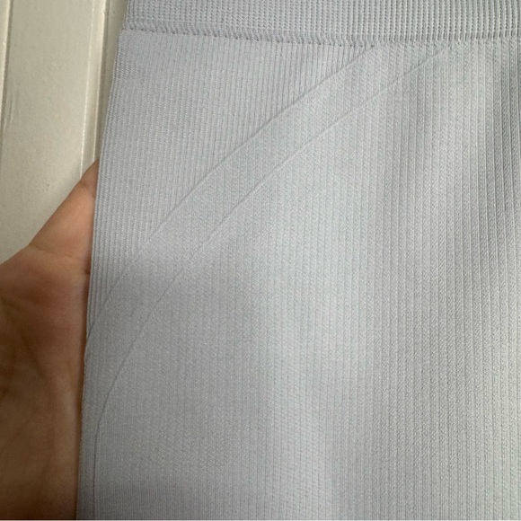 Lululemon Awakening Crop leggings Taryn Toomey 17". Sz 4. Gray. Ruched leg. - Picture 15 of 15